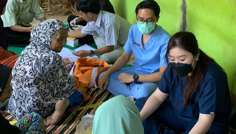 Petugas kesehatan melayani pasien